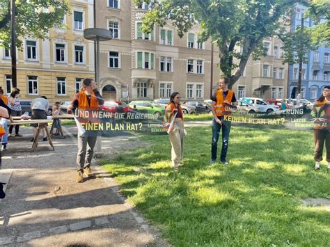 Klimakleber In Graz Aktivisten Demonstrieren Am Hasnerplatz In