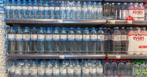 Un M Decin R V Le Les Meilleures Eaux En Bouteille Pour Les Plus De Ans