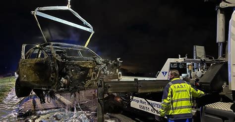 Auto Brandt Volledig Uit Op Autosnelweg E40 Ter Hoogte Van Veurne KW Be