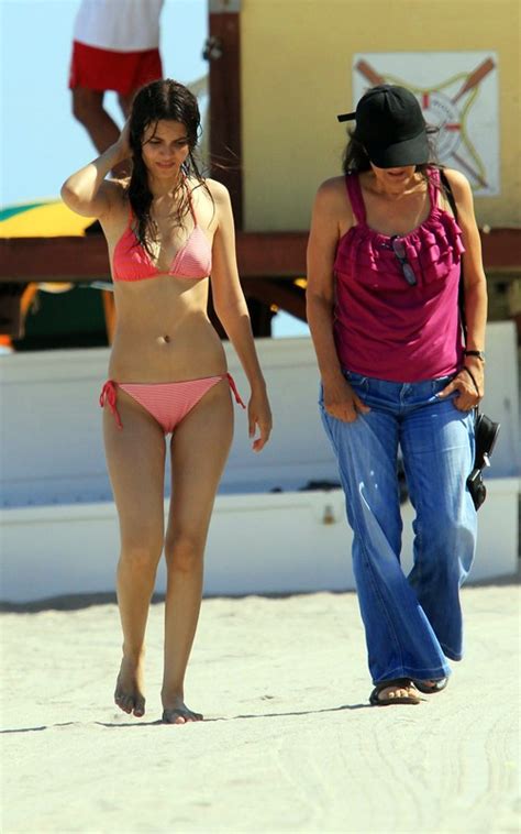 FUR IMMER 89 Victoria Justice Sexy En Bikini Rosado