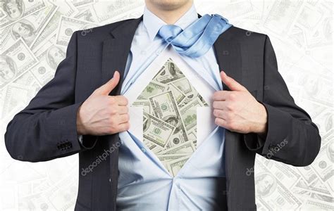 El Hombre De Negocios Est Rasgando La Camisa Del Pecho Billetes De