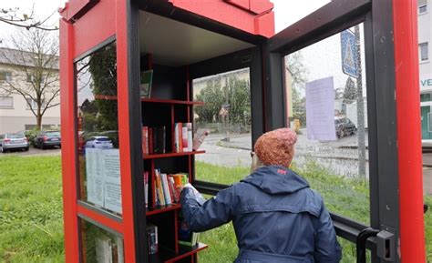 Knallrot und international Neue Bücherzelle am Gottlob Kamm Platz in