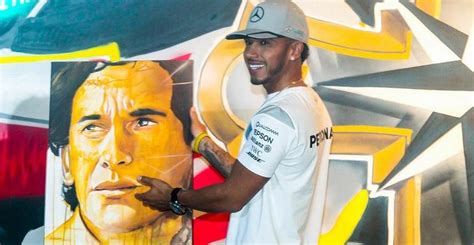 Lewis Hamilton Ganha Quadro Rosto De Ayrton Senna