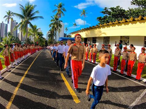 Solenidade para recepção dos novos alunos do Colégio Militar de Salvador