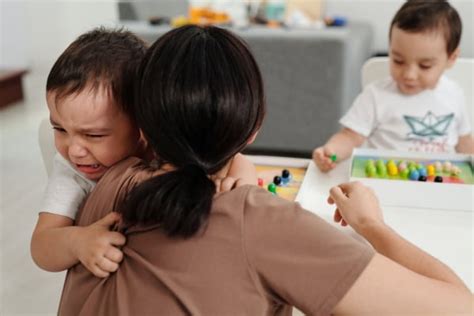 5 Cara Menghadapi Anak Tantrum Di Tempat Umum Hello Sehat