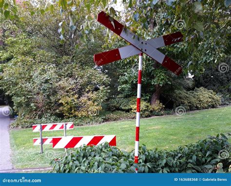 La Croce Di Sant Andrea Cartello Stradale Per Un Incrocio Ferroviario