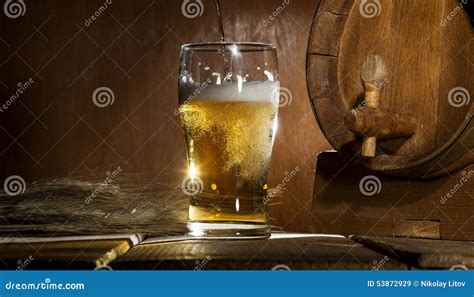 Biervat Met Biermok Op Houten Achtergrond Stock Afbeelding Image Of