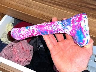 我的继母太变态了 我找到了她的坏龙假阳具并玩弄它 Pornhub Gay