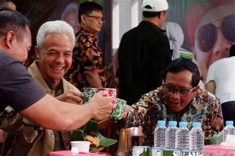 Usai Tes Kesehatan Ganjar Mahfud Santap Pecel Dan Minum Jamu