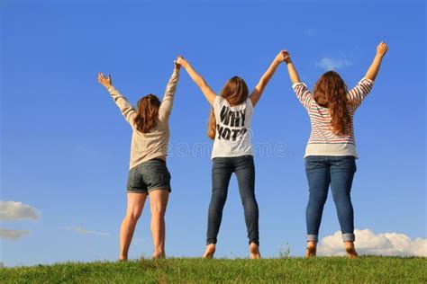 Trois Filles Aux Pieds Nus S Asseyent Et Examinent La Distance Image