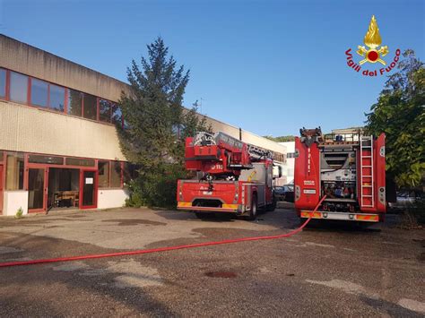 Capannone In Fiamme A Grottammare Le Immagini Dell Incendio Riviera Oggi