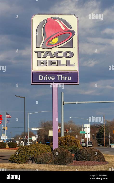 Taco bell sign drive thru hi-res stock photography and images - Alamy