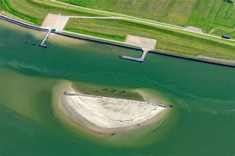 Neuwerk aus der Vogelperspektive Hafenanlagen an der Meeres Küste der