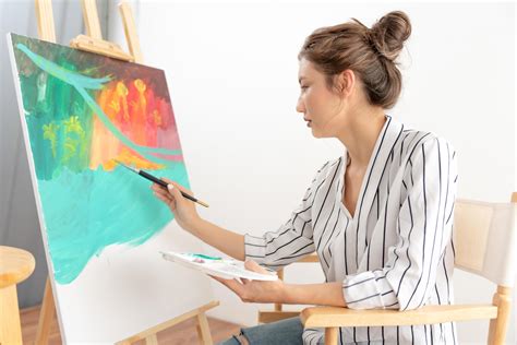 La Artista Femenina Profesional Usa Pincel En El Arte Abstracto Para