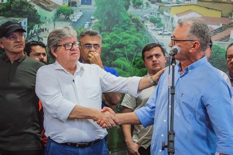 Ao lado de João Azevêdo Galego Souza acompanha entrega de obras de