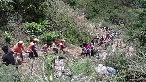 At Least Dead As Bus Plunges Into Ravine In Philippines Ctv News