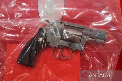 Pria Asal Hss Miliki Senjata Rakitan Revolver S And W Antara News