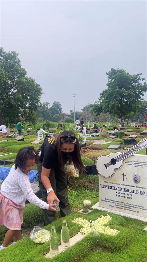 Potret Mutia Ayu Ajak Gewa Ziarah Ke Makam Mendiang Glenn Fredly