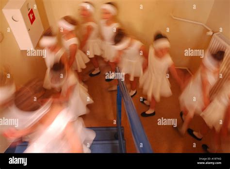 Ballet dancers backstage Fotos und Bildmaterial in hoher Auflösung