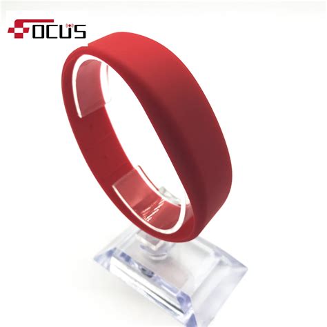 Custom Smart ISO14443A RFID 13 56MHz Silicone Wristband For Access