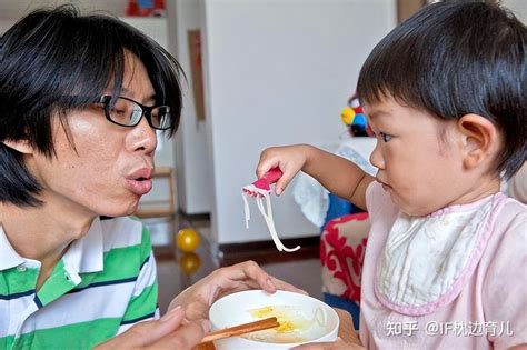 你还在一口一口喂饭吗？喂饭对娃没有好处，自主进餐有妙招 知乎