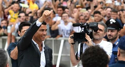 Cristiano Ronaldo Leva Adeptos à Loucura à Chegada Ao Estádio Da Juventus