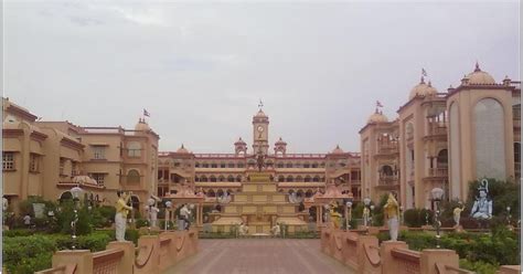 TouristBug: Shree Swaminarayan Gurukul Surat