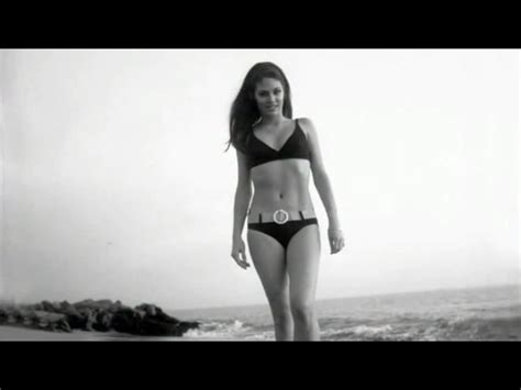 8 Hot Sexy Pamela Hensley Bikini Pics