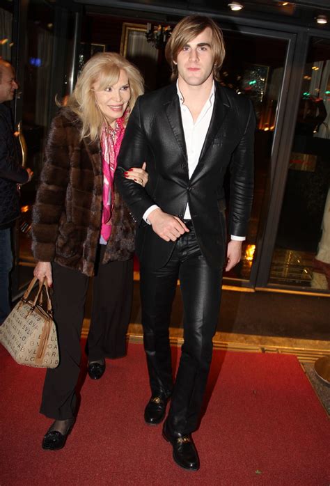 Photo : Exclusif - Amanda Lear et son ami Hugo dînent au Fouquet's à