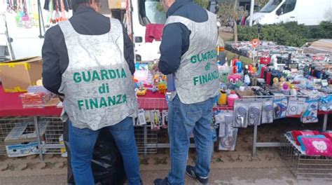 Blitz Della Guardia Di Finanza Al Mercato Settimanale Sequestrati 3500