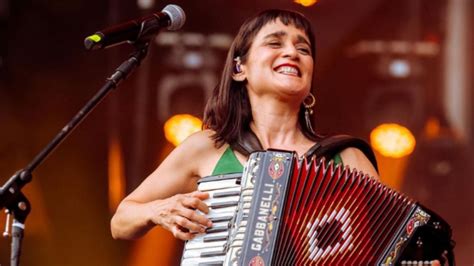 Julieta Venegas Revela Haber Conocido A Peso Pluma En Los Latin Grammy