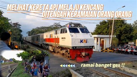 Melihat Kereta Api Melaju Kencang Di Tengah Keramaian Orang Orang