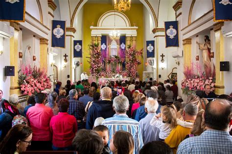 Creyentes asisten al Santuario de Nuestra Señora de Quilá por motivo