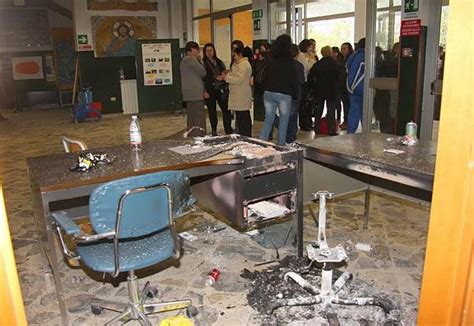 Raid Vandalico Nella Scuola Media Corrieredelmezzogiorno