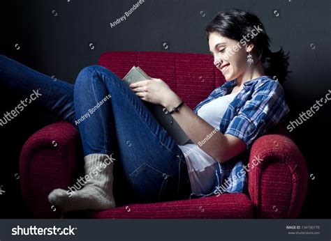 1 513 imágenes de Joven latina lee Imágenes fotos y vectores de stock Shutterstock