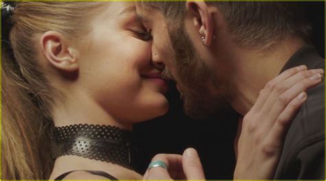 Zayn Malik Kisses Gigi Hadid In Pillowtalk Video Gigi Hadid Makes Out With Zayn Malik In