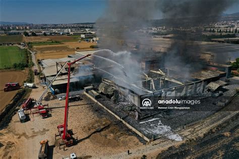 İzmir de kozmetik fabrikasında başlayan yangın kontrol altına alındı