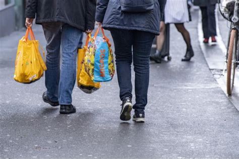 Weihnachten Jetzt verkaufen Läden schon Dekoration Nau ch