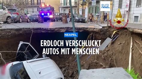 Zwei Velretzte Erdloch In Neapel Verschluckt Autos Video Dailymotion