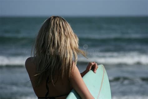 Mujer Con La Tabla Hawaiana Por El Mar Imagen De Archivo Imagen De