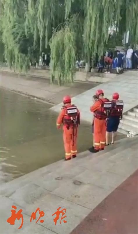 哈市木兰县两男孩落水，10多年没游泳的他，纵身扎进江里｜视频澎湃号·政务澎湃新闻 The Paper