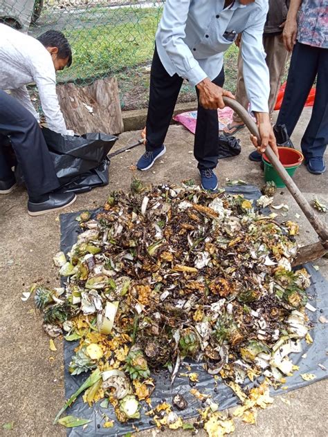 Tim PKM UIR Latih Petani Banglas Barat Buat Bokashi Dan Pakan Ikan Dari