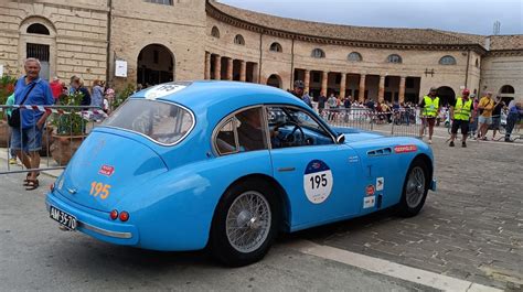 La Mille Miglia è sfrecciata lungo le strade di Senigallia