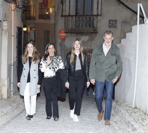 Los Reyes Felipe Y Letizia Y Sus Hijas Viven La Semana Santa En Chinch N