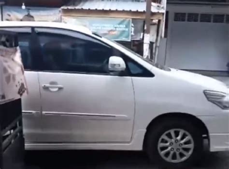 Viral Wanita Kesal Ada Mobil Parkir Sembarangan Di Depan Pintu Garasi