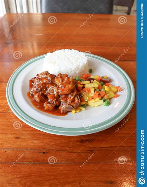 Cerdo Guisado Con Arroz Y Salsa O Arroz Coronado Con Cerdo Guisado Foto