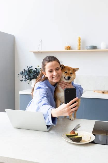 Mujer Joven Tomando Un Selfie Con Su Perro Foto Gratis