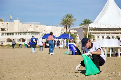 Environnement l UE contribue au nettoyage de la plage de Sidi Fredj à