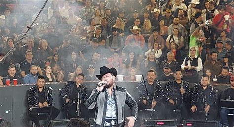 Roberto Tapia La Arma Y Conquista Al P Blico En Su Concierto En El