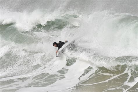 Olatuak Hartzen Surflaria Zurriolako Hondartzan Olatuak Ha Eitb